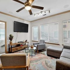 Spacious Stay - Walk to UT+DKR Stadium - Sleeps 6