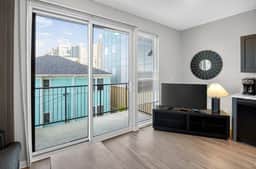 Chic Modern Studio Close to Campus & Shops 