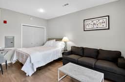 Chic Modern Studio Close to Campus & Shops 
