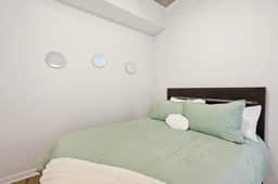 Downtown Living Near King St - Pool & Gym Access