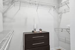 Downtown Living Near King St - Pool & Gym Access