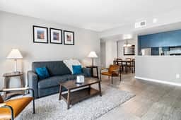 Modern & Cozy 2BR Flat | Workspace | 8 Min to Downtown