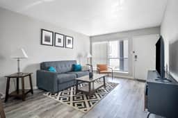 Modern & Cozy 2BR Flat | Workspace | 8 Min to Downtown