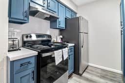 Modern & Cozy 2BR Flat | Workspace | 8 Min to Downtown