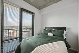 Modern Stay Walkable to King St - Private Balcony