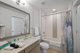 Modern Stay Walkable to King St - Private Balcony