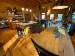 Spacious & Luxurious Lakefront Cabin - Sleeps 8!
