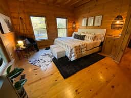 Spacious & Luxurious Lakefront Cabin - Sleeps 8!