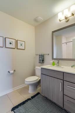 Spacious & Modern Stay near King St - Sleeps 6!