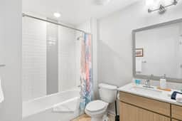 Walkable Downtown Stay - Balcony, Pool & Gym