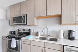 Walkable Downtown Stay - Balcony, Pool & Gym