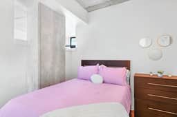 Walkable Downtown Stay - Balcony, Pool & Gym