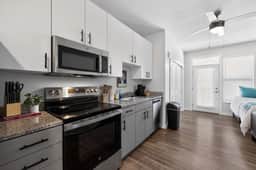 Cozy Stay Near UC With Work Desk & Clubhouse