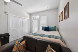 Cozy Stay Near UC With Work Desk & Clubhouse
