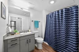 Cozy Stay Near UC With Work Desk & Clubhouse