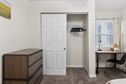Spacious & Modern Stay Based Near USC + Riverwalk!