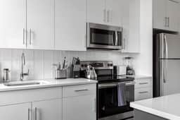 Walkable 1BR Apt Close to All Main Attractions