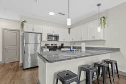 Modern Townhome with Pool & Gym Near UGA & Downtown - Image 4