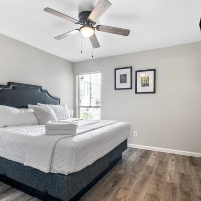 Modern & Cozy 2BR Flat | Workspace | 8 Min to Downtown