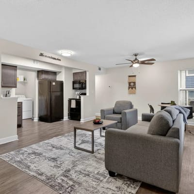 Spacious & Modern Stay Based Near USC + Riverwalk!