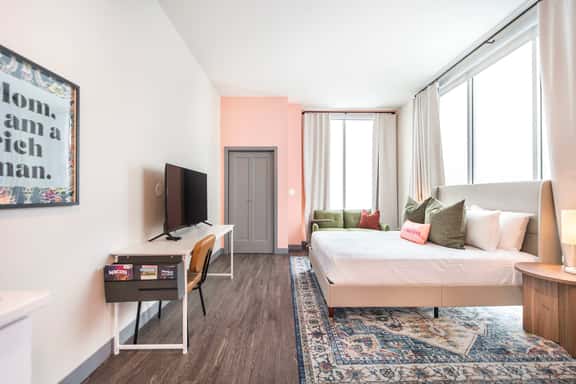 Stylish and Bright Stay Next to Capricorn Studios - Image 1