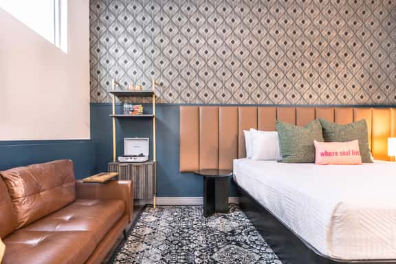 Elegant & Timeless Stay - Walk Score 72 - Image 1