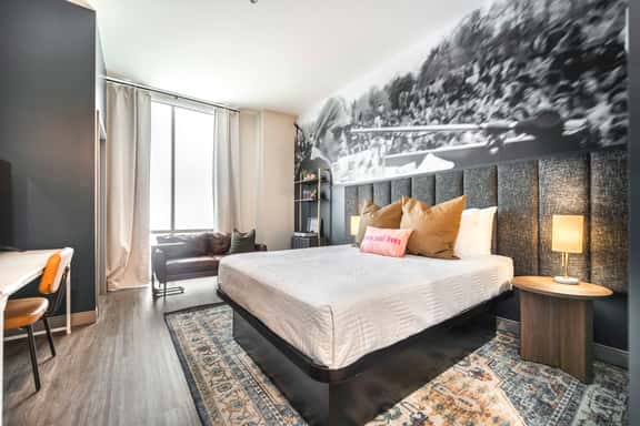 Stylish & Modern Stay Next to Capricorn Studios - Image 1