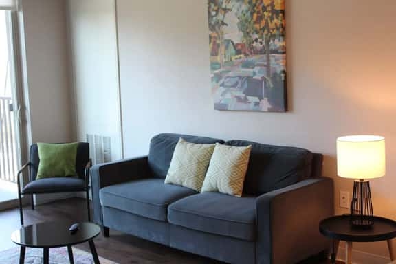 Walk to Campustown Cafes from Stylish Retreat - Image 1
