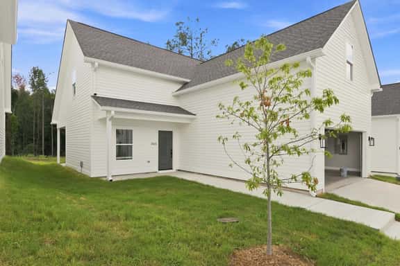 Spacious Oxford Retreats with Garage & Pool - Image 1