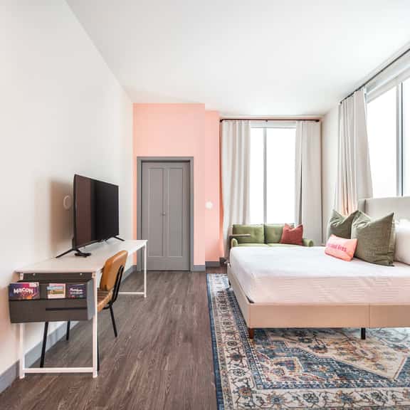 Stylish and Bright Stay Next to Capricorn Studios - Image 1