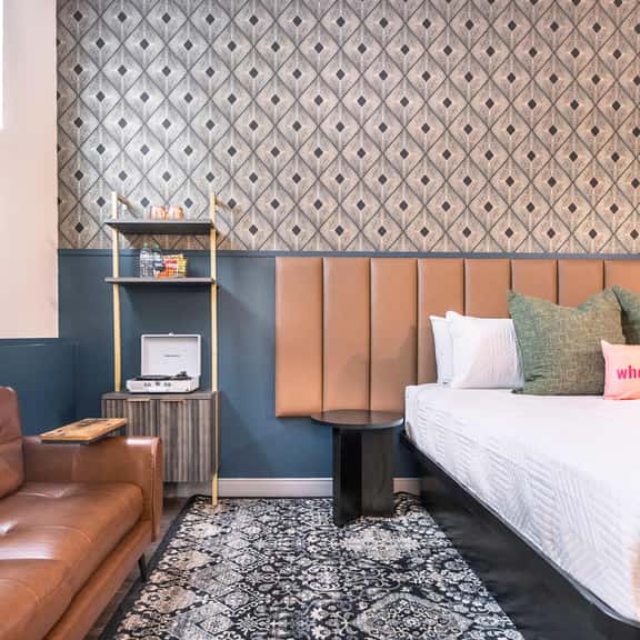 Elegant & Timeless Stay - Walk Score 72 - Image 1