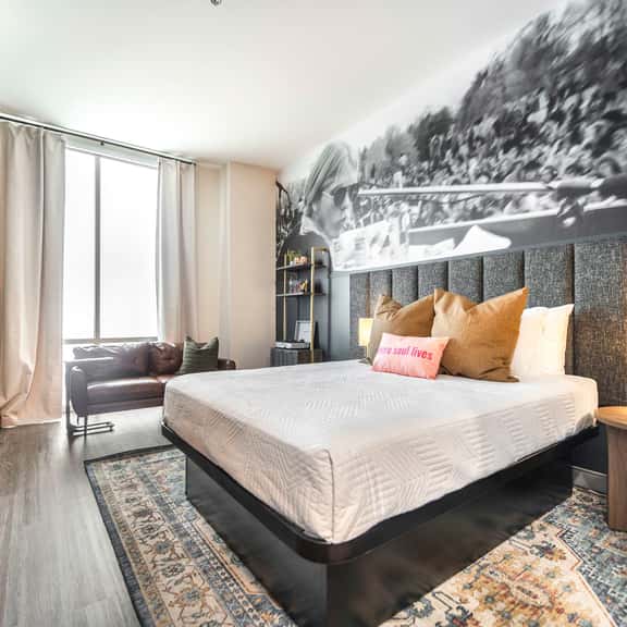 Stylish & Modern Stay Next to Capricorn Studios - Image 1
