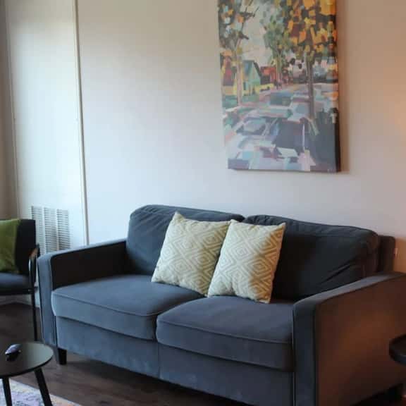 Walk to Campustown Cafes from Stylish Retreat - Image 1