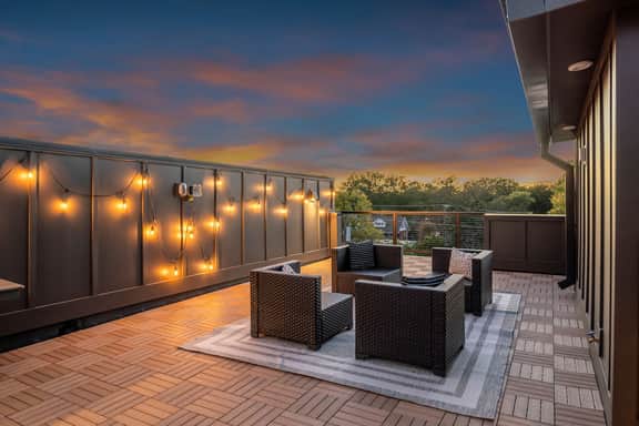 2 Luxe Townhomes + Rooftop Views Walk Score 79