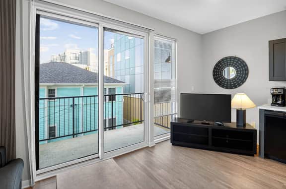 Chic Modern Studio Close to Campus & Shops 