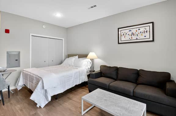 Chic Modern Studio Close to Campus & Shops 