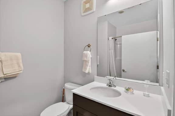 Chic Modern Studio Close to Campus & Shops 