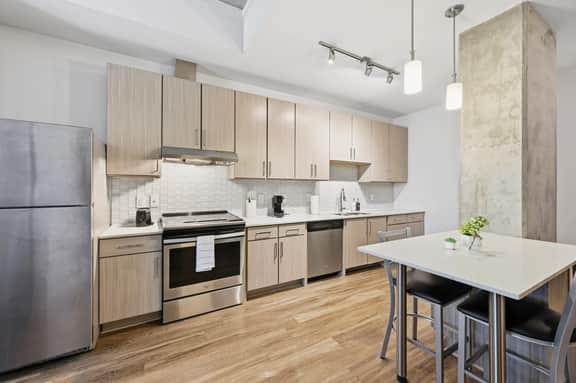 Downtown Living Near King St - Pool & Gym Access
