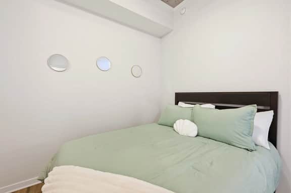 Downtown Living Near King St - Pool & Gym Access