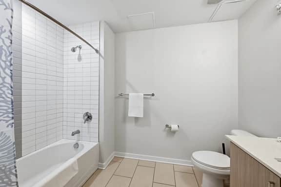 Downtown Living Near King St - Pool & Gym Access