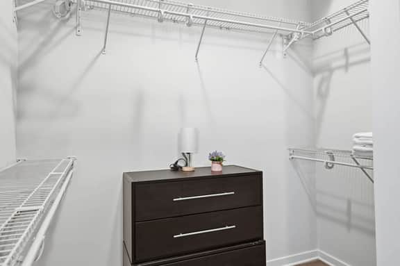 Downtown Living Near King St - Pool & Gym Access