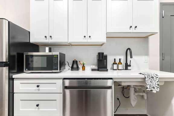 Dual Stay Near Atrium Hospital | 1 Mi to Cherry St; Mercer Music at Capricorn – ~12-minute walk (0.6 miles)