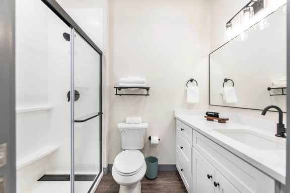 Dual Stay Near Atrium Hospital | 1 Mi to Cherry St; Mercer Music at Capricorn – ~12-minute walk (0.6 miles)