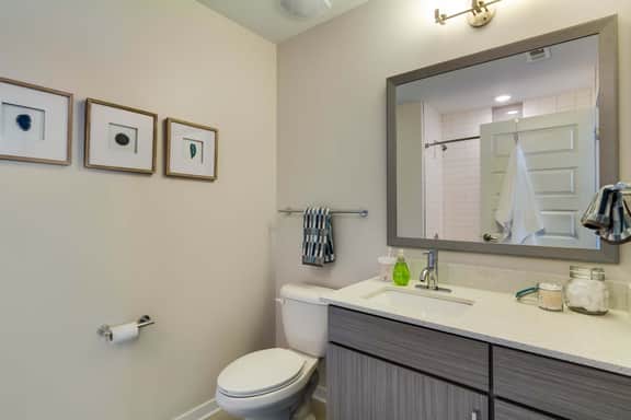 Extended Stay Ready - Walk to King St - Sleeps 8!