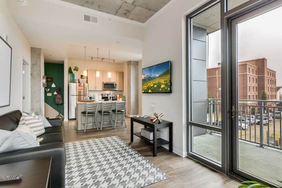 Extended Stay Ready - Walk to King St - Sleeps 8!