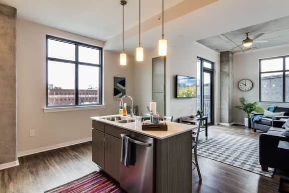 Extended Stay Ready - Walk to King St - Sleeps 8!