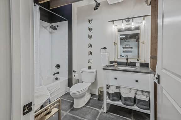 Luxe Getaway Loft + Speakeasy | Stay Near Broadway