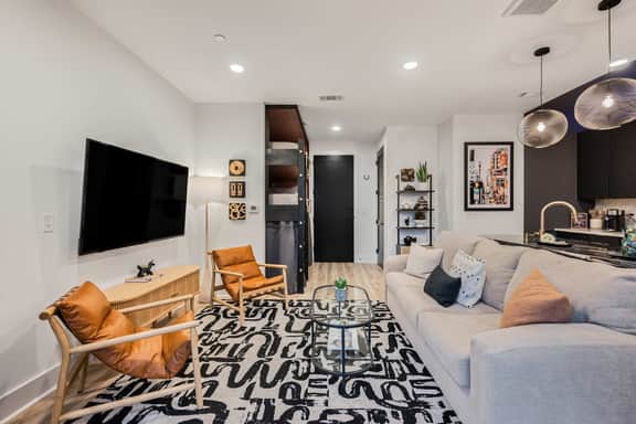 Luxury Stay 1.5miles to Broadway - Skyline Rooftop