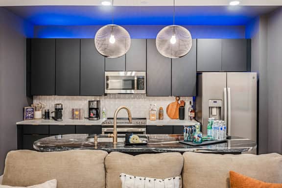 Luxury Stay 1.5miles to Broadway - Skyline Rooftop