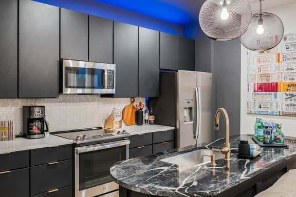 Luxury Stay 1.5miles to Broadway - Skyline Rooftop